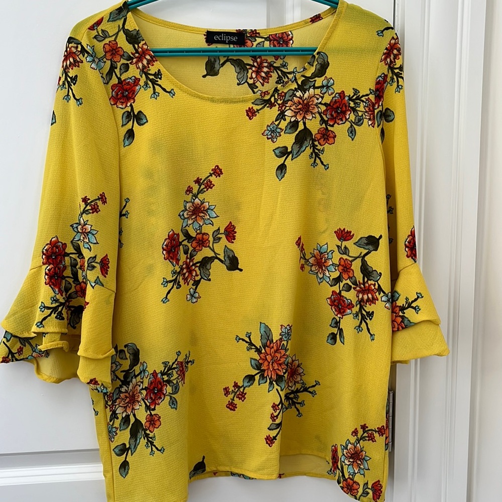 Floral blouse with ruffled sleeves